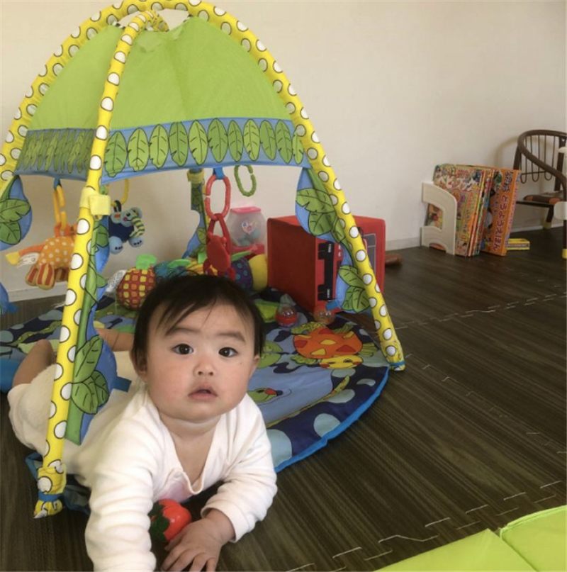 遊んでいる赤ちゃん
